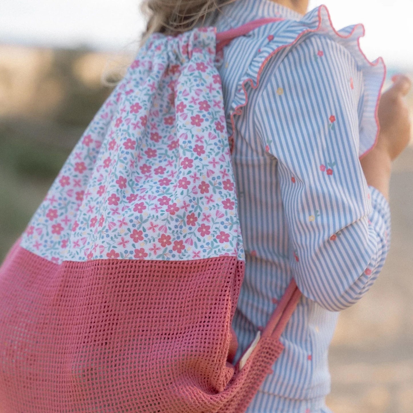 Mochila antiarena flores