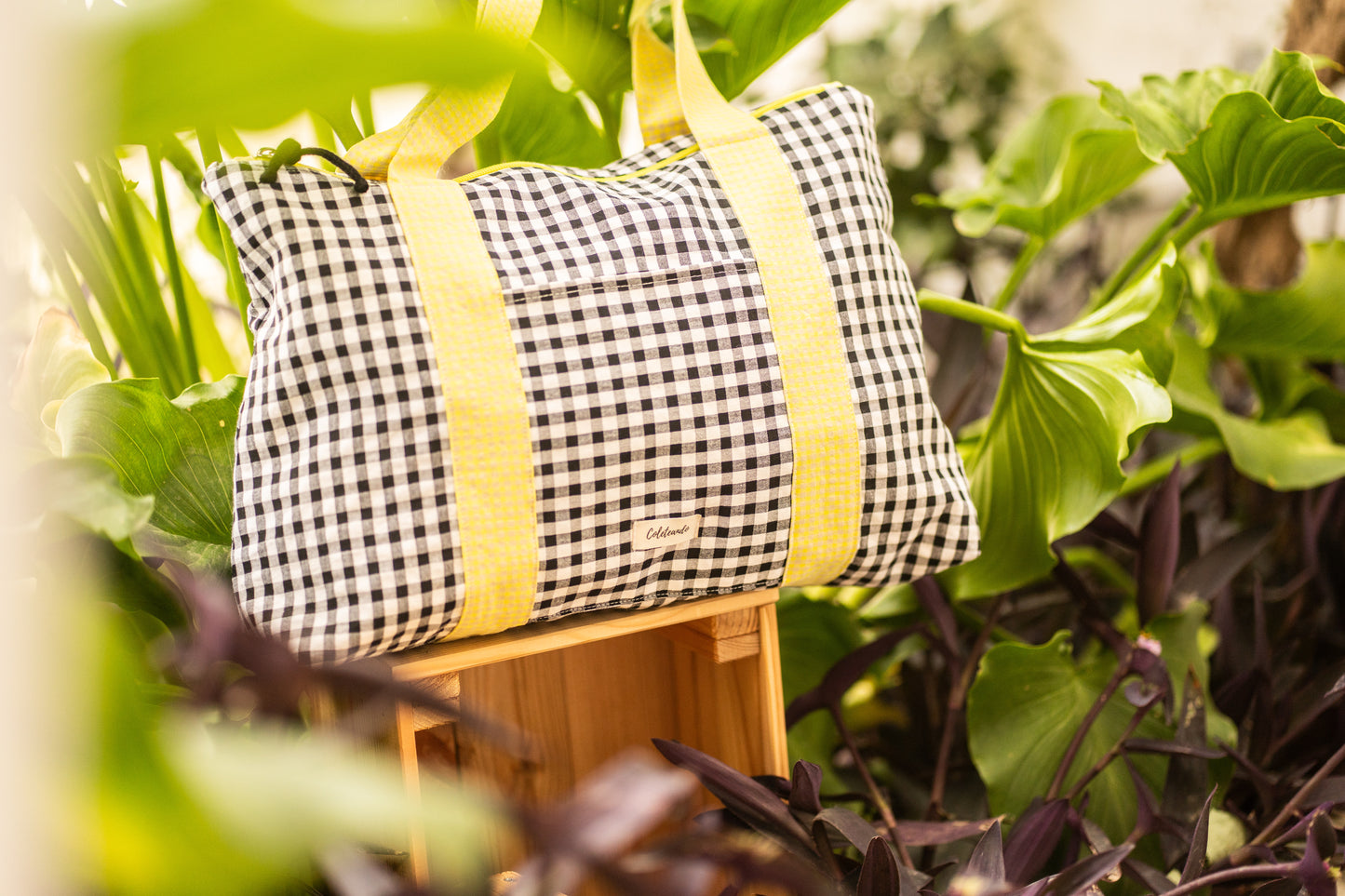Bolso de playa negro y amarillo flúor