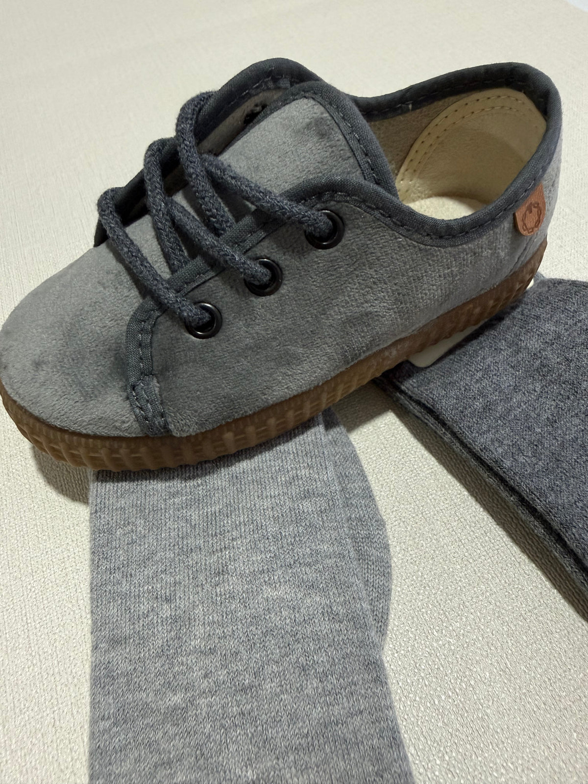 Deportiva gris terciopelo