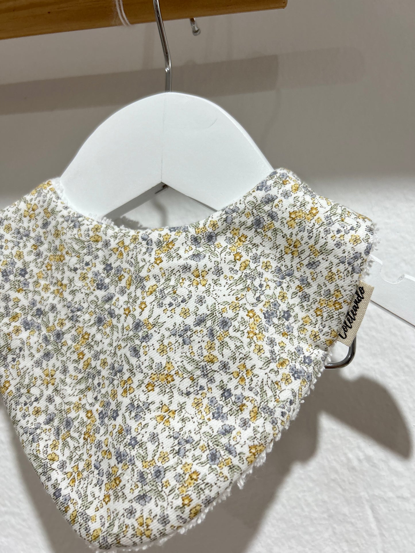 Babero flor Bella amarilla