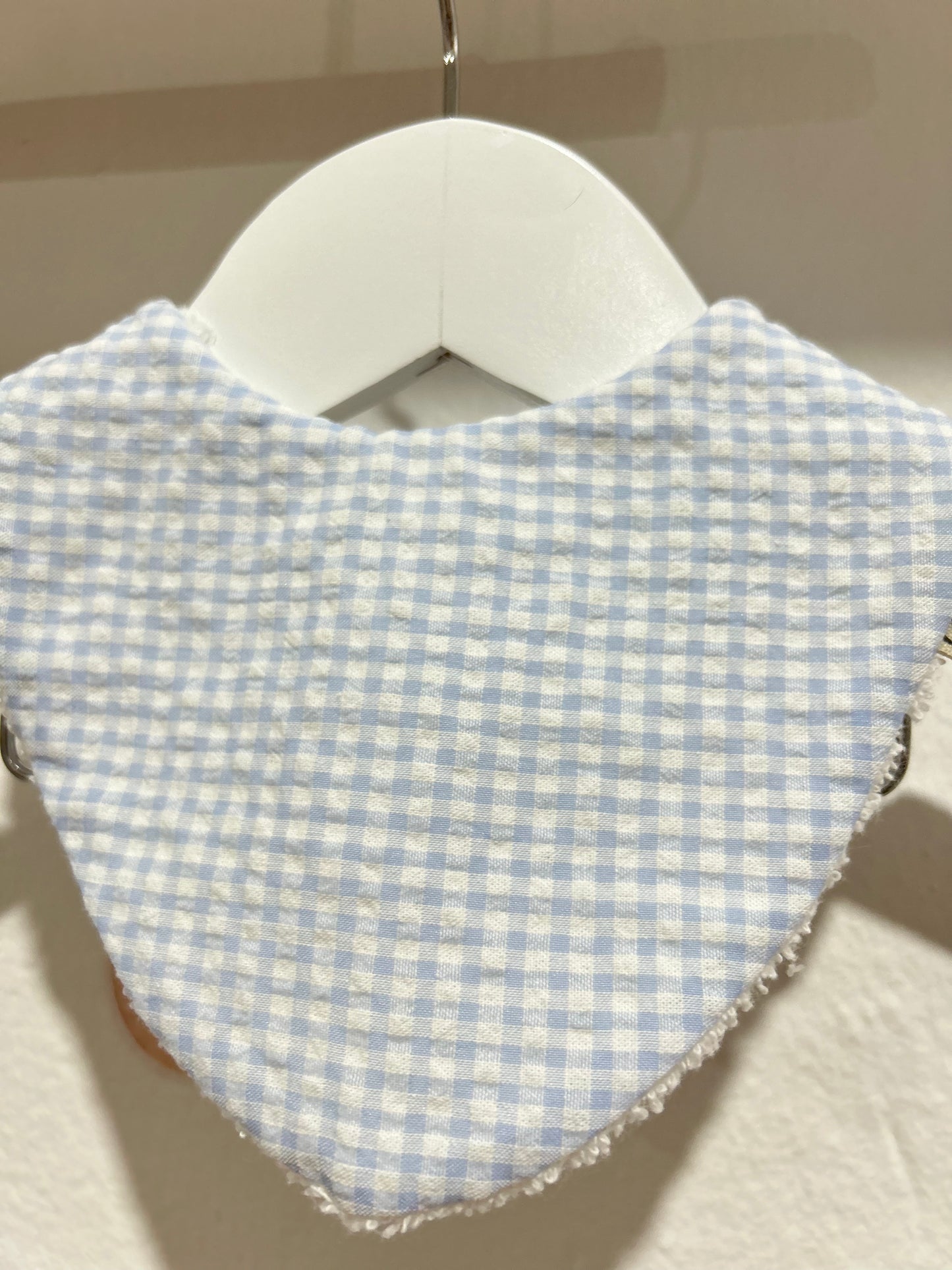 Babero vichy celeste