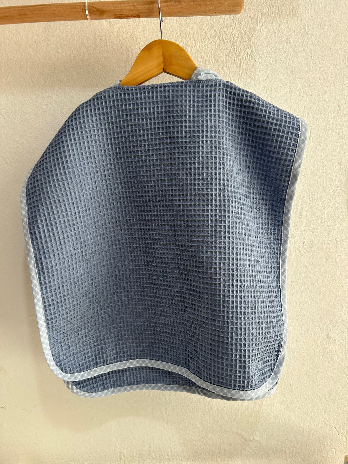 Poncho cuadros celestes