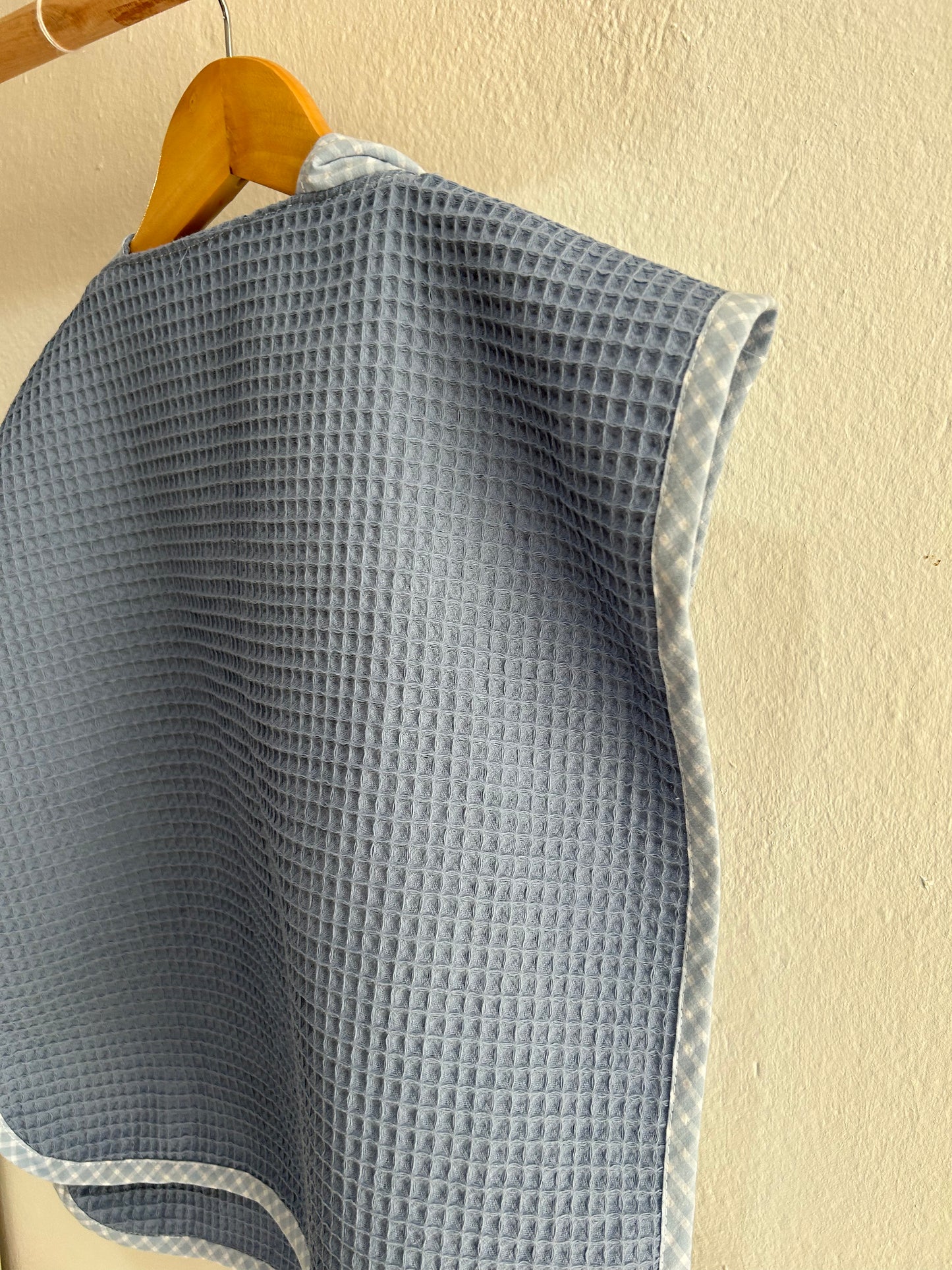 Poncho cuadros celestes