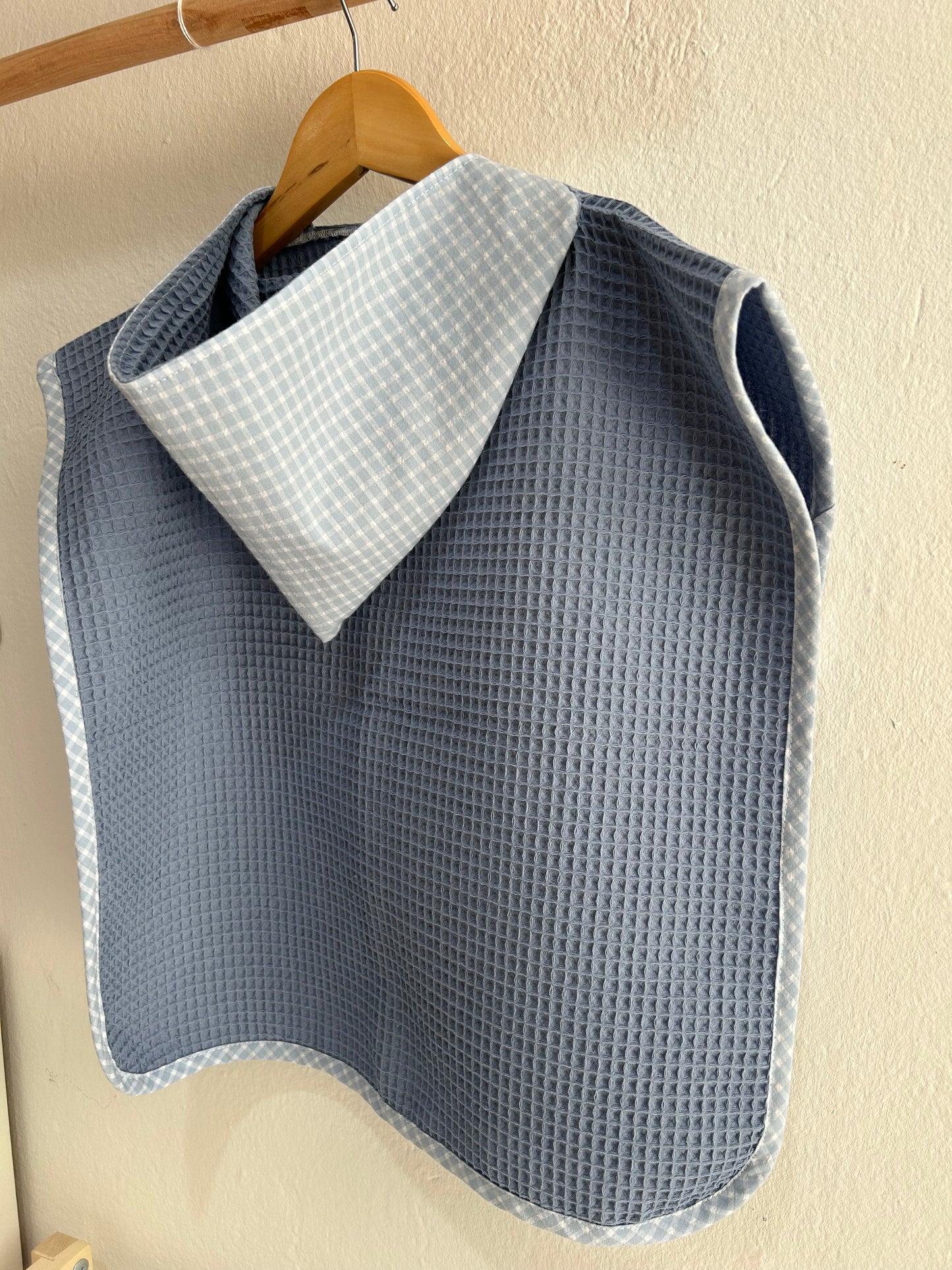 Poncho cuadros celestes