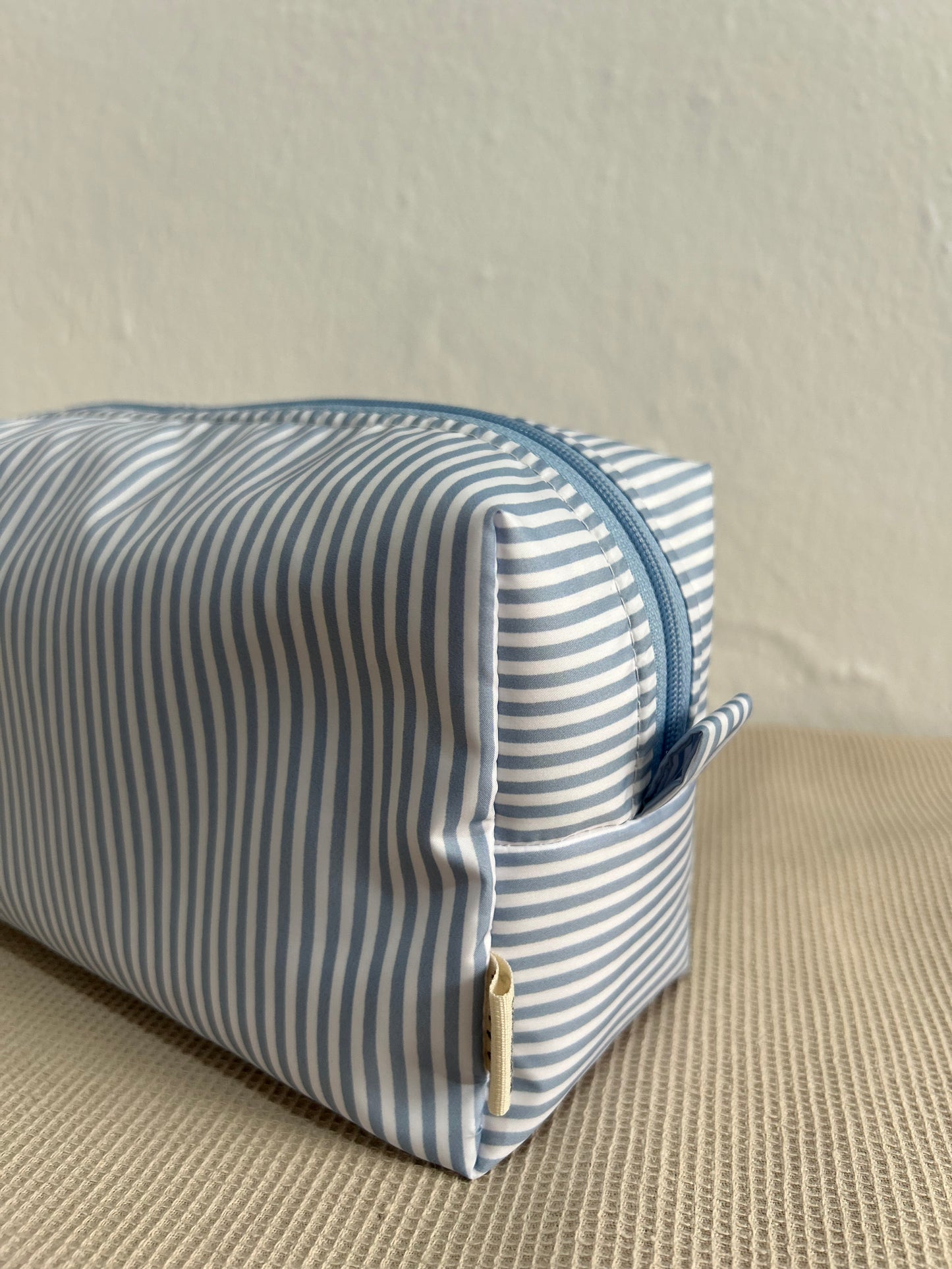 Neceser impermeable rayas celestes