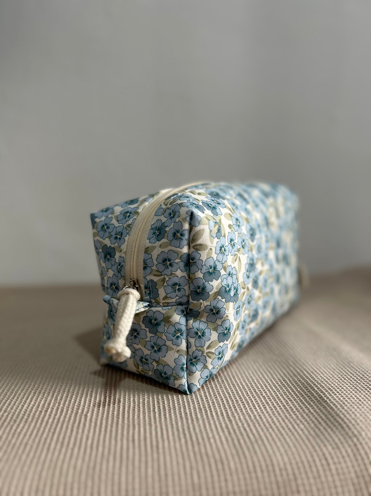 Neceser flor Ines celeste