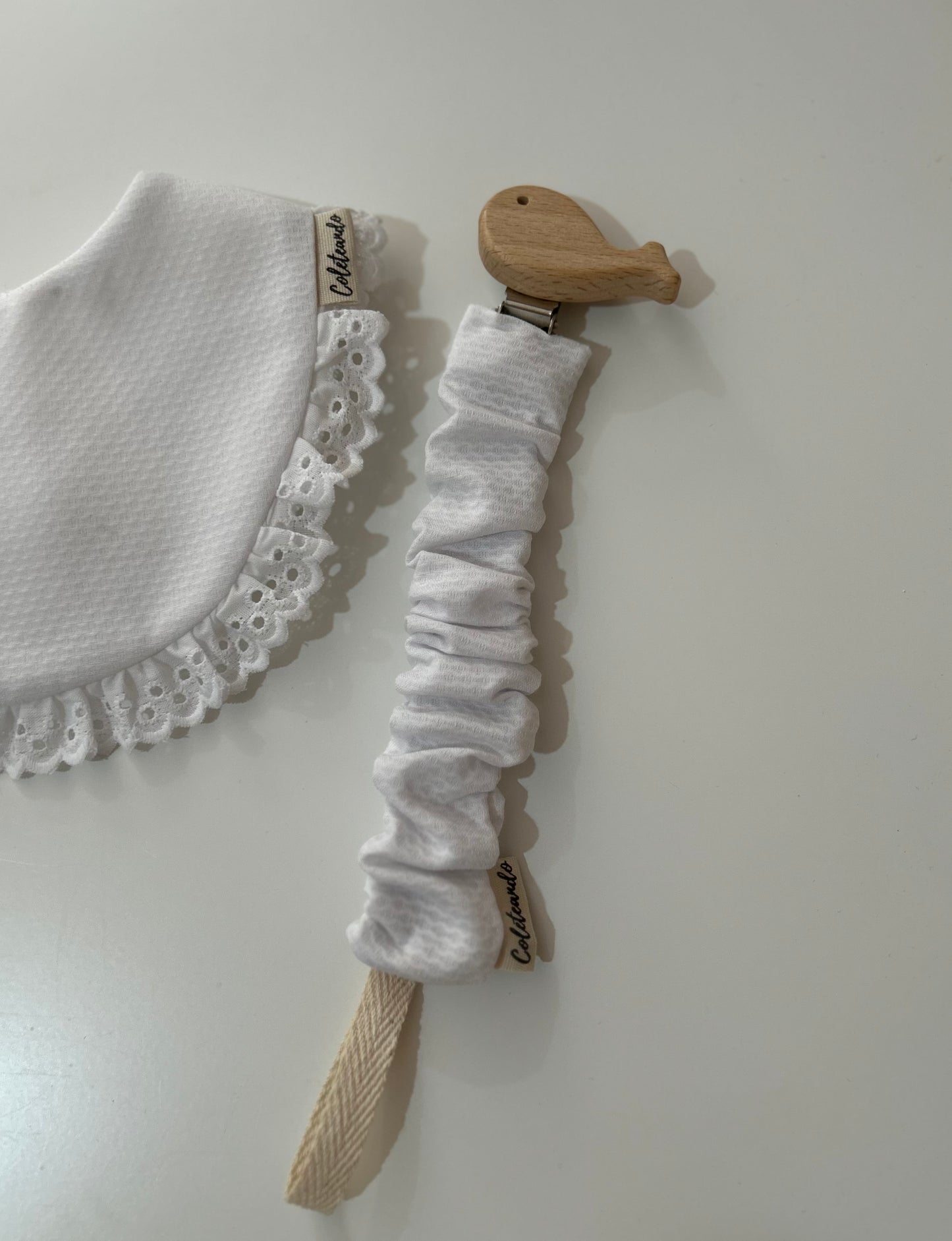 Babero volante blanco