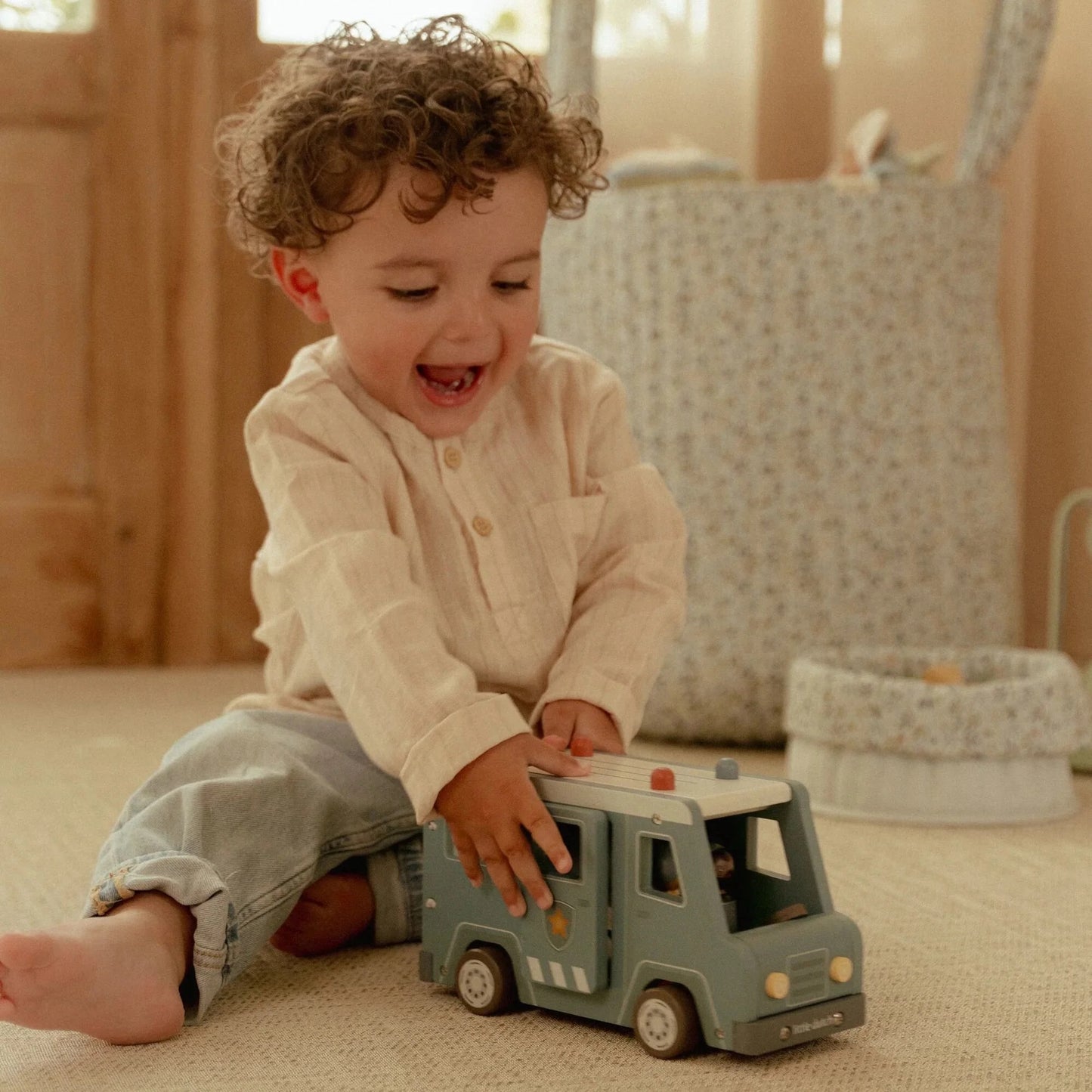 Coche de policía de madera