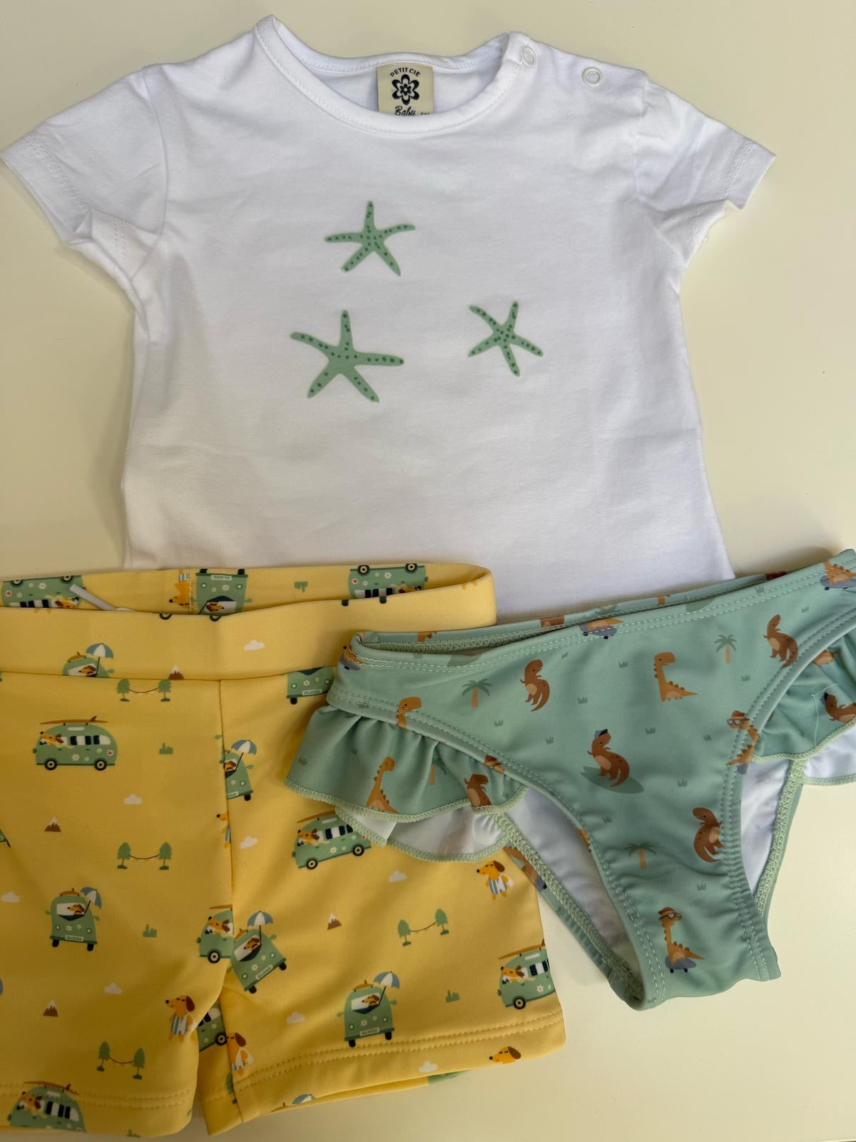 Camiseta balnca estrellas de mar celestes