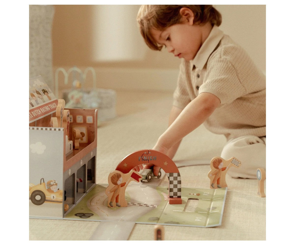 Caja de juegos con pista de carreras