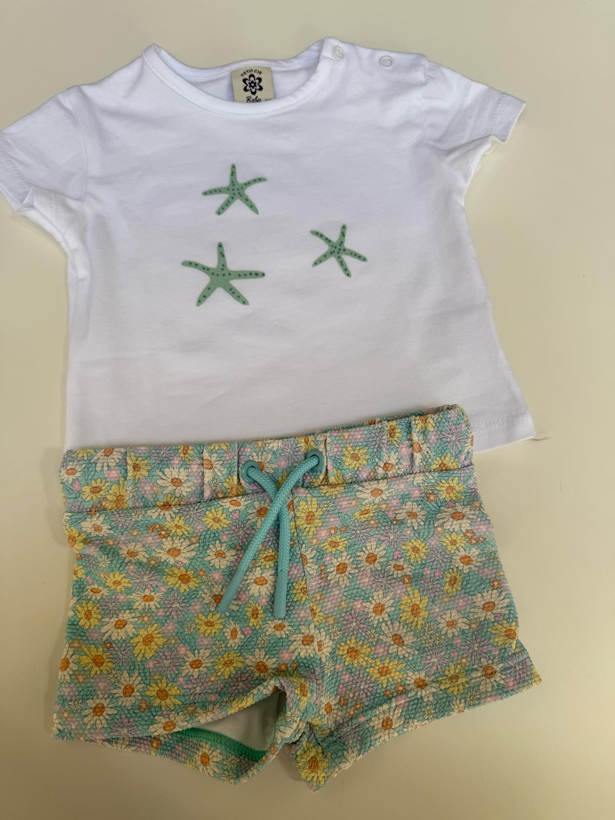 Camiseta balnca estrellas de mar celestes