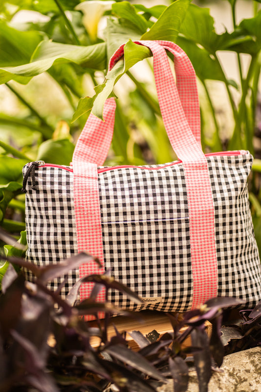 Bolso de playa negro y rosa flúor