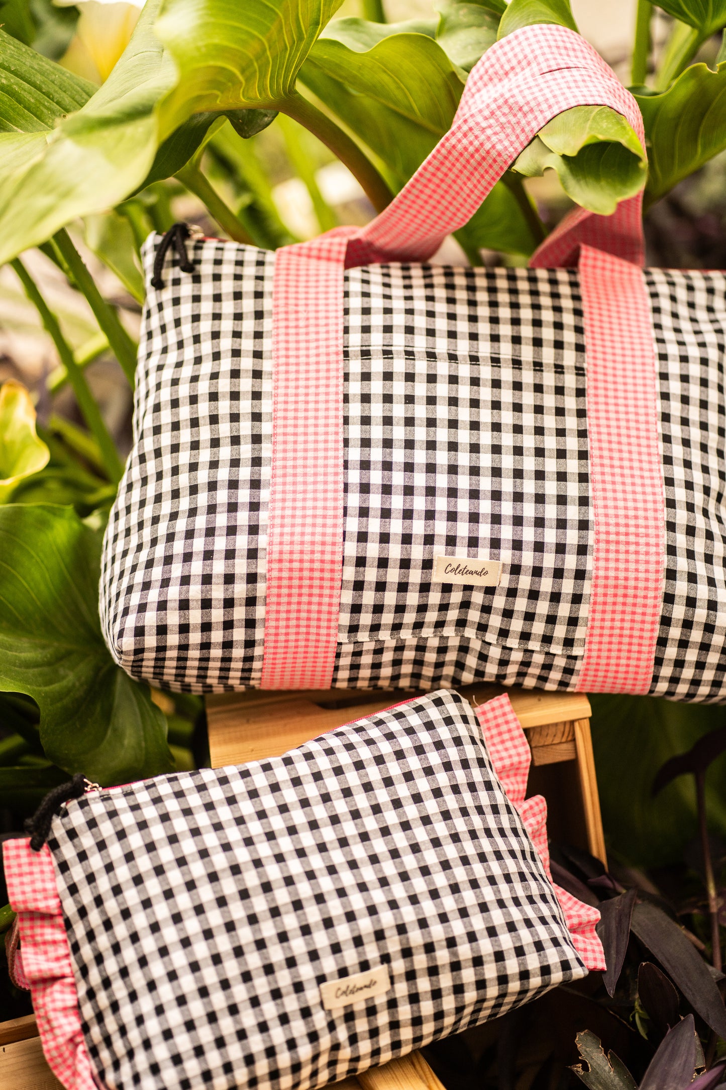 Bolso de playa negro y rosa flúor