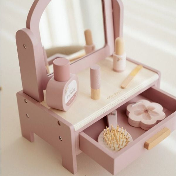 Tocador con set de maquillaje rosa