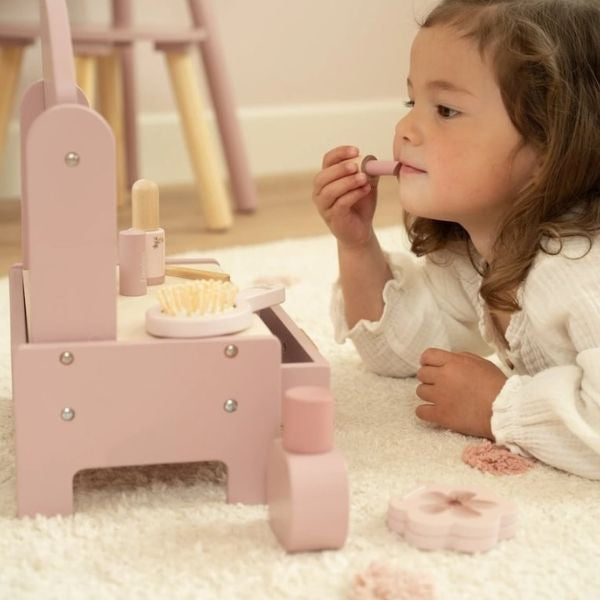 Tocador con set de maquillaje rosa