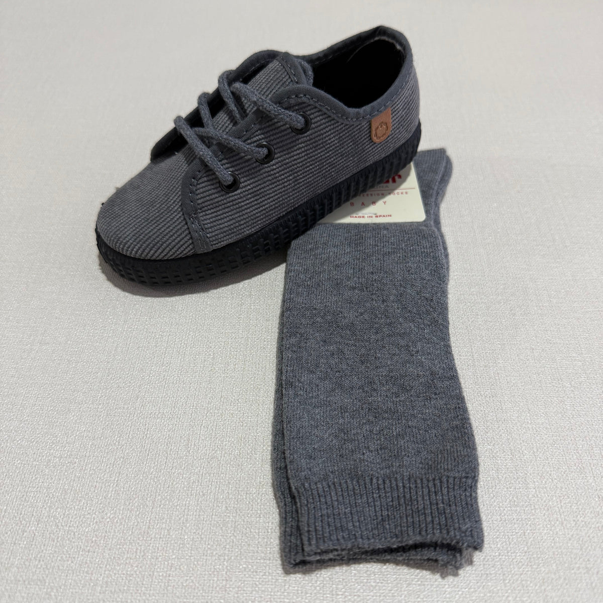 Deportiva gris micropana