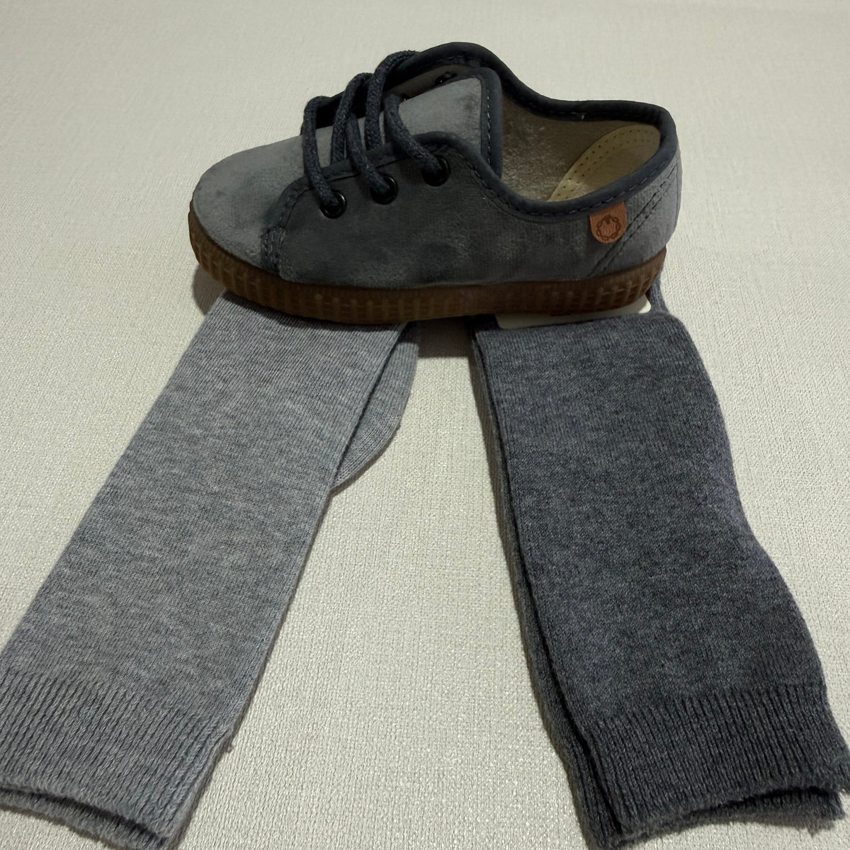 Deportiva gris terciopelo