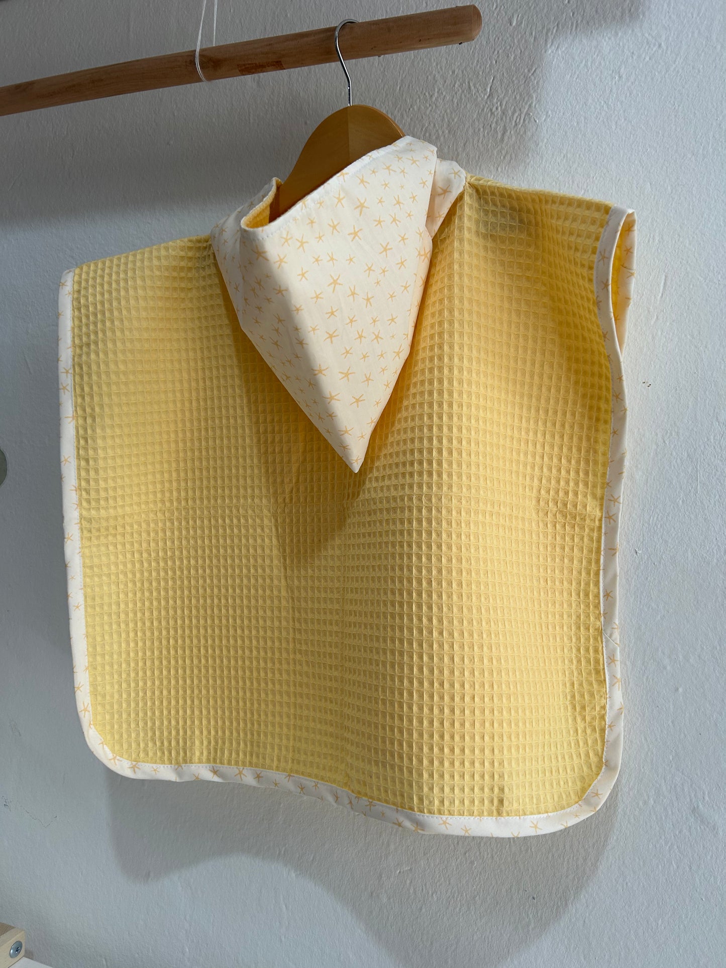 Poncho estrellas amarillas