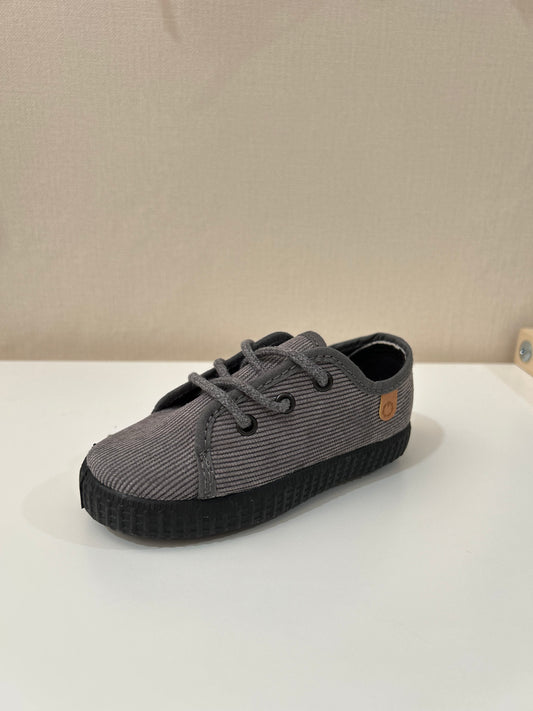 Deportiva gris micropana