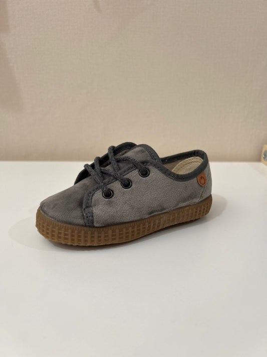 Deportiva gris terciopelo