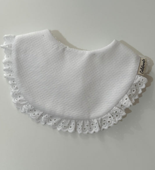 Babero volante blanco