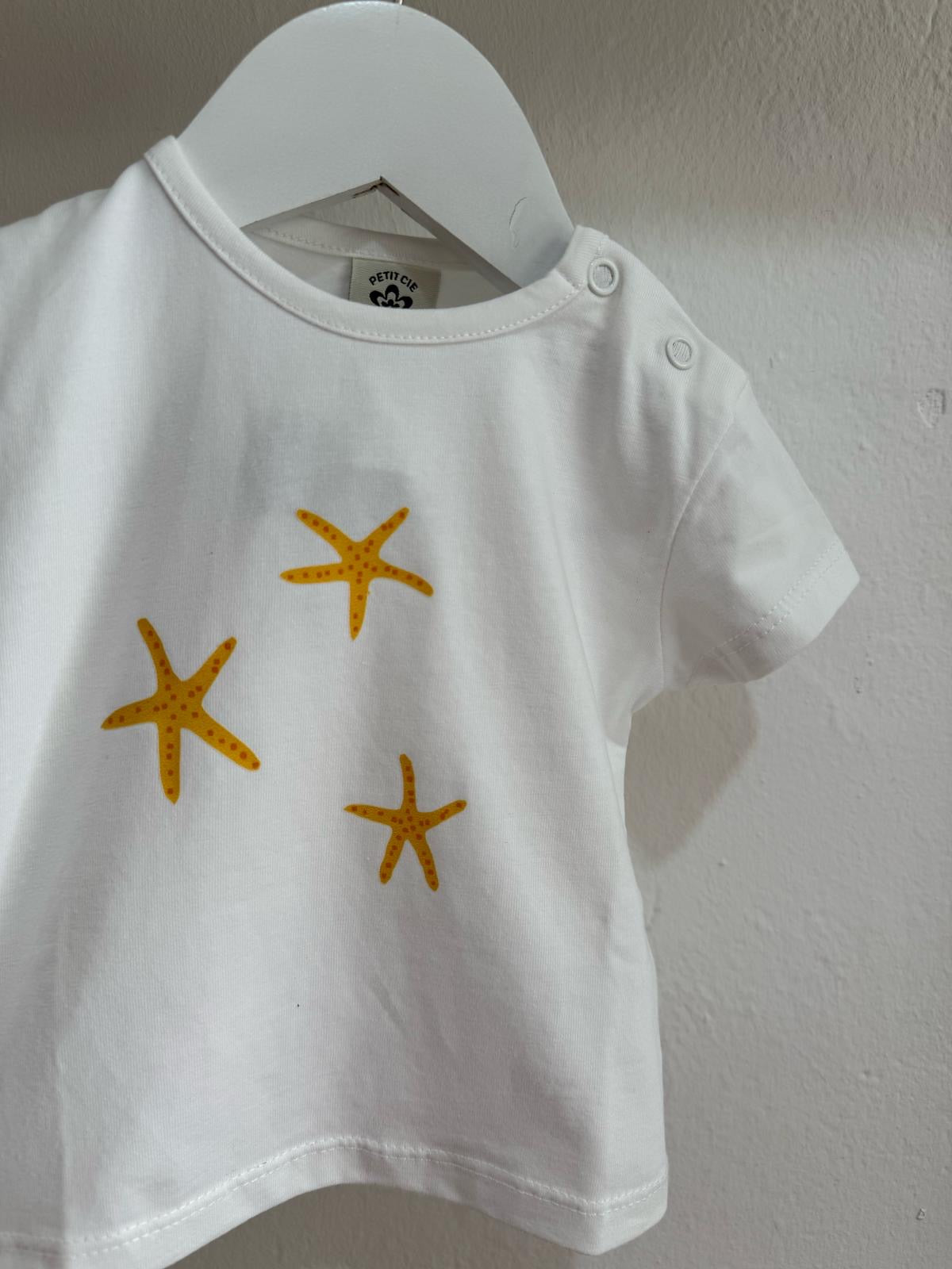 Camiseta blanca estrellas de mar naranjas