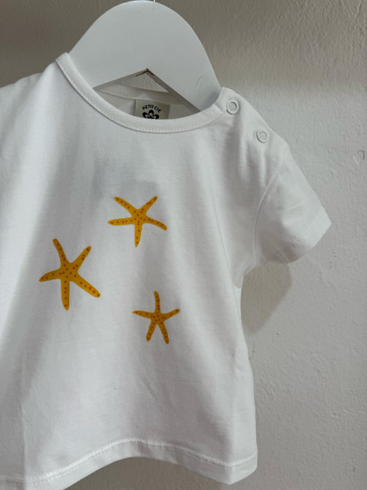 Camiseta blanca estrellas de mar naranjas